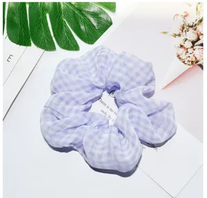 Lichtpaarse geruite haarscrunchie van chiffon mesh, stijlvol en zacht voor dagelijkse haarstyling.