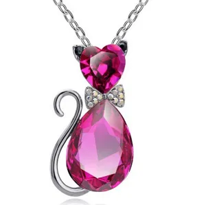 Gedetailleerd overzicht van de kristallen kattenhanger ketting met roze hart- en druppelstenen.