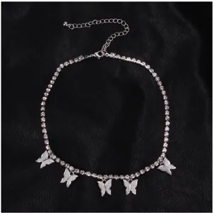 Dettaglio in primo piano della collana tennis in strass con ciondoli a farfalla 3D in argento.