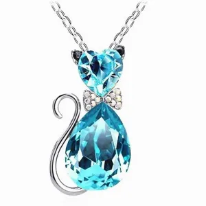 Kristal blauwe kat hanger ketting detailopname, sprankelende strass strik sieraden.