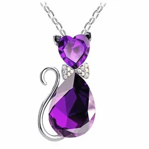 Mooie paarse kristallen kattenhanger halsketting met sprankelende strik en elegante zilveren ketting.