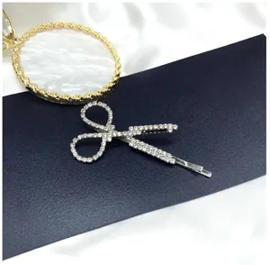 Detailaufnahme einer kreativen scherenförmigen Strass-Haarklammer, elegante Kristallnadel.
