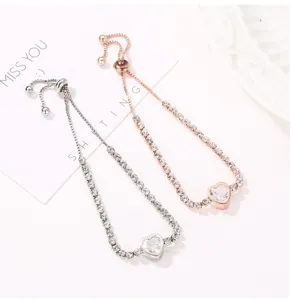 Close-up van verstelbare tennisarmbanden met sprankelende hartvormige zirkonen in zilver en rosé.