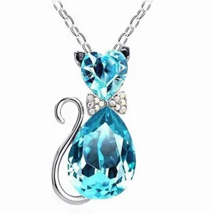 Leuke kristallen kattenketting met strik hoofdaanzicht, sprankelende blauwe edelsteen.