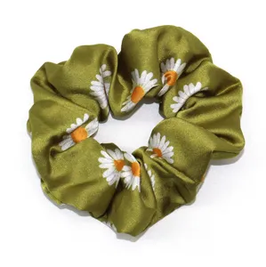 Olijfgroene satijnen haarelastiek met witte margriet print, prachtig zomer haaraccessoire.