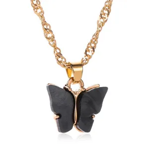 Goudkleurige ketting met zwarte acryl vlinderhanger, perfect voor dagelijkse modieuze looks.