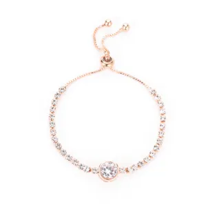 Elegante roségouden tennisarmband met sprankelende zirkoniasteentjes en verstelbare sluiting.