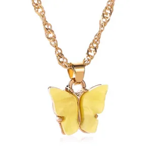 Goudkleurige ketting met een gele acryl vlinderhanger voor een stijlvolle uitstraling.