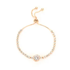 Gedetailleerde close-up van een roségouden slider kristallen armband met een centrale steen.