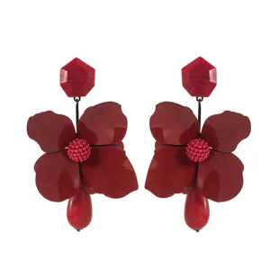 Prachtige oversized rode hars bloem oorbellen voor dames, opvallende mode sieraden.
