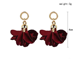 Orecchini a fiore in tessuto rosso vino con anelli in metallo oro, 3g 4cm vista dettagliata.