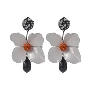 Statement bloem oorbellen met witte bloemblaadjes en kralen kern voor stijlvolle dames.