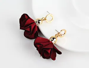 Orecchini a lobo con fiori in tessuto di velluto rosso scuro e dettagli dorati chic.