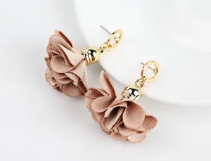 Eleganti orecchini a lobo con fiori in tessuto beige e dettagli in metallo dorato lucido.