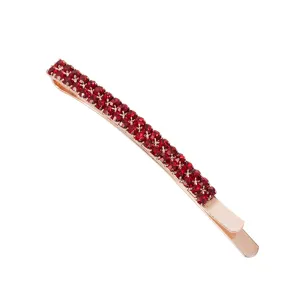 Gedetailleerde close-up van een fonkelende rode strass haarspeld als accessoire.