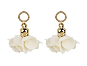 Orecchini pendenti con fiori in tessuto, dettaglio metallo dorato e petali bianchi chic.