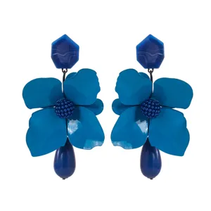 Gedetailleerd overzicht van de opvallende blauwe bloem oorbellen met kristallen top en parel.