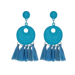 Blauwe boho kwast oorhanger met gestructureerde ronde knop vintage mode sieraden dames.