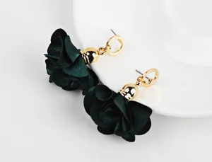 Orecchini a fiore in tessuto verde scuro con perni in metallo dorato per le donne.