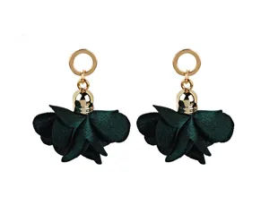 Dettaglio orecchini fiore in tessuto verde scuro, metallo dorato, gioielli da donna eleganti.