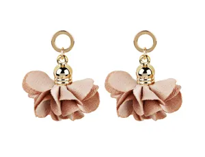 Vista dettagliata di eleganti orecchini in tessuto con petali delicati e anello dorato fine.