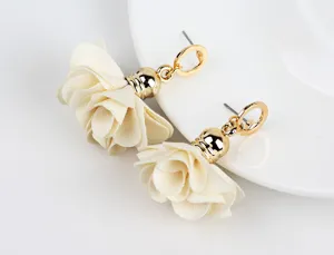 Eleganti orecchini con fiori in tessuto e dettagli dorati ideali per donne eleganti e feste.