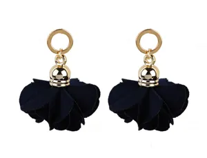 Eleganti orecchini con fiori in tessuto blu scuro con anelli in metallo dorato chic.