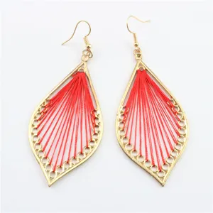 Pendientes colgantes de hoja calada tejidos a mano con hilo rojo estilo bohemio dorado