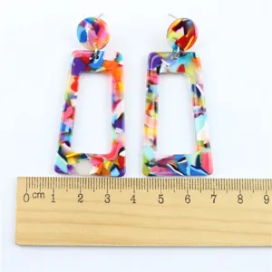Kleurrijke geometrische acryl oorhangers, opvallende acetaat rechthoek oorknopjes voor vrouwen.