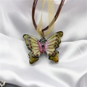 Vintage vlinder halsketting met strass steentjes en kleurrijke emaille hanger aan koord.
