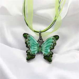 Vintage groene vlinder hanger halsketting met strass steentjes en lint voor vrouwen.