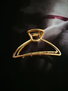 Detalle de pinza para el pelo de metal dorado, diseño geométrico hueco elegante y chic.