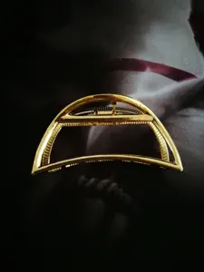 Pinza de pelo geométrica hueca de metal dorado, gran pasador elegante semiredondo para uso diario.