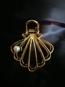 Pinza de pelo de concha de metal dorado con perla, diseño hueco, estilo elegante.