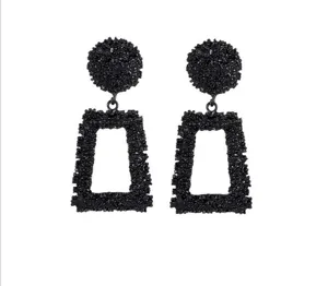 Mat zwarte geometrische metalen oorbellen voor dames, trendy punk stijl statement oorbellen.