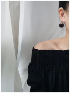 Leuke korte pluche pompon oorbellen zachte herfst winter Koreaanse stijl oorstekers detail
