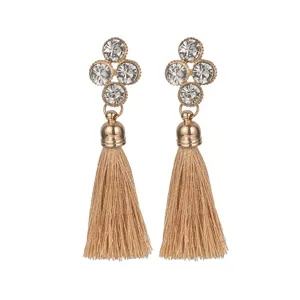 Detailweergave van vintage boho kwastoorringen met glinsterende strass-steentjes voor dames.