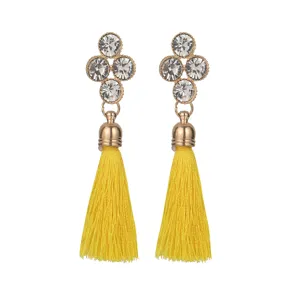 Elegante gele kwast oorbellen met sprankelende strass klaverblad oorknopjes.