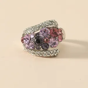Prachtige strass statement ring met kleurrijke kristallen en zilverkleurige afwerking, detailopname.