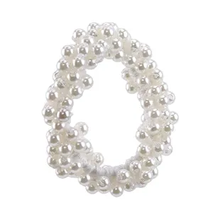 Vista dettagliata dell'elastico per capelli con perle bianche, accessorio elegante per donne.