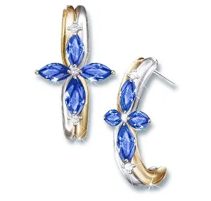 Gedetailleerd overzicht van tweetonige oorbellen in kruisvorm met blauwe markies edelstenen.