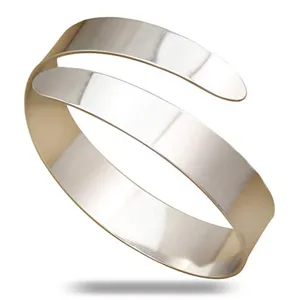 Gedetailleerd overzicht van de brede metalen manchetarmband met gladde afwerking.