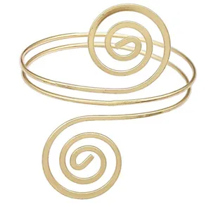 Gouden metalen spiraal bovenarm manchet detail, minimalistische armband voor vrouwen.