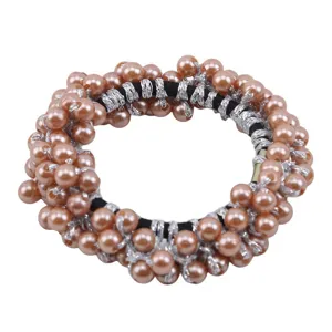 Raffinato elastico per capelli con perle da donna, dettagli metallici brillanti, accessorio chic.