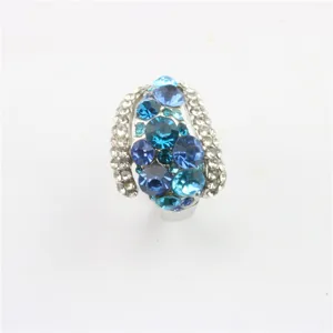 Gedetailleerde close-up van de opvallende strass-ring met sprankelende blauwe kristallen.