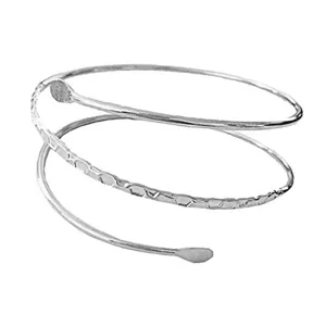 Primo piano di un bracciale da braccio a spirale argentato a tre giri in stile punk.