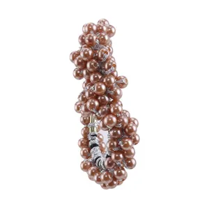 Vista dettagliata dell'elegante scrunchie per capelli di perle da donna con elastico.