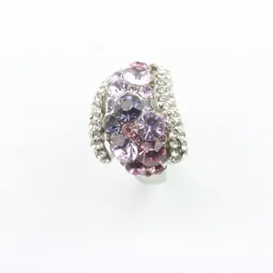 Prachtige opvallende statement ring met schitterende paarse en roze kristalstenen.