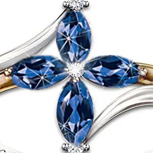 Close-up detail van blauwe marquise kristal bloemhanger met sprankelende stenen.