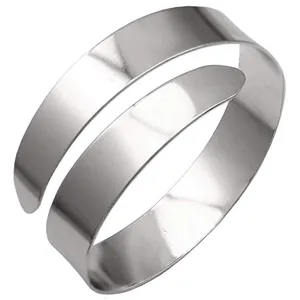 Detail close-up van zilverkleurige metalen armband, breed gepolijst minimalistisch